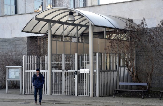 Польская полиция ворвалась на территорию школы при посольстве РФ в Польше