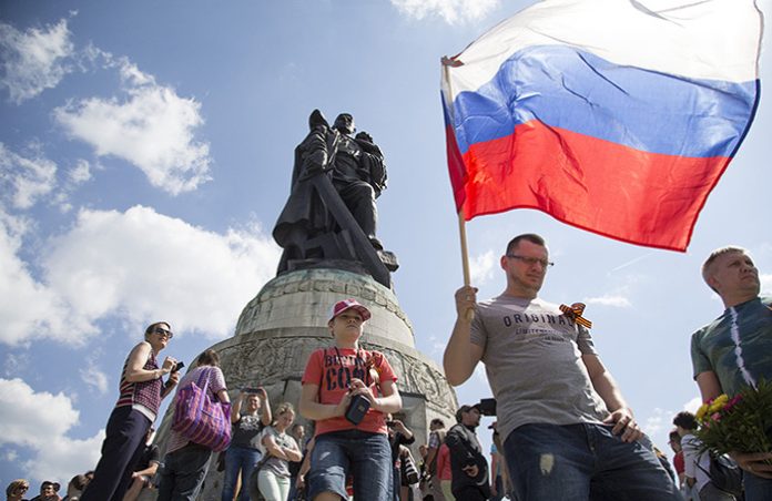 Суд Берлина снял запрет на демонстрацию флага России на праздновании 9 мая