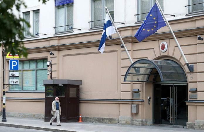 Россия заморозила банковские счета посольства Финляндии в Москве и генконсульства в Петербурге