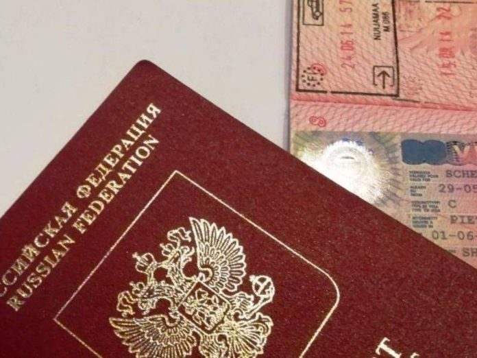 Российские пограничники получат право изымать загранпаспорта у россиян, которым запрещен выезд из страны