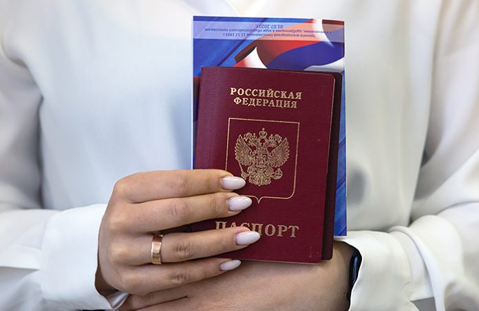 Экс-помощница Байдена прилетела в Россию и попросила предоставить ей гражданство РФ