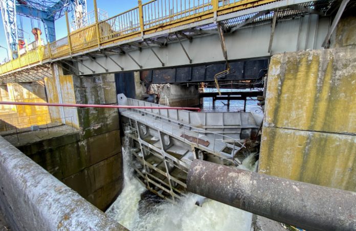 Новая Каховка затоплена после разрушения Каховской ГЭС, которая уже почти скрылась под водой