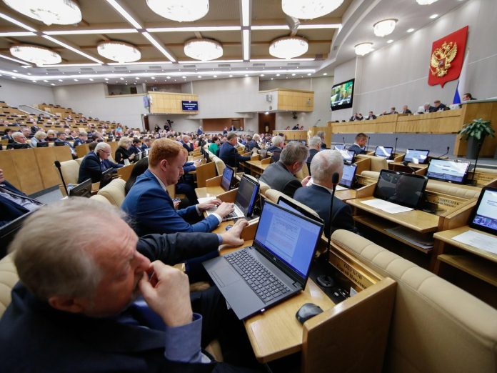 Госдума одобрила поправки об аресте за нарушение режима военного положения