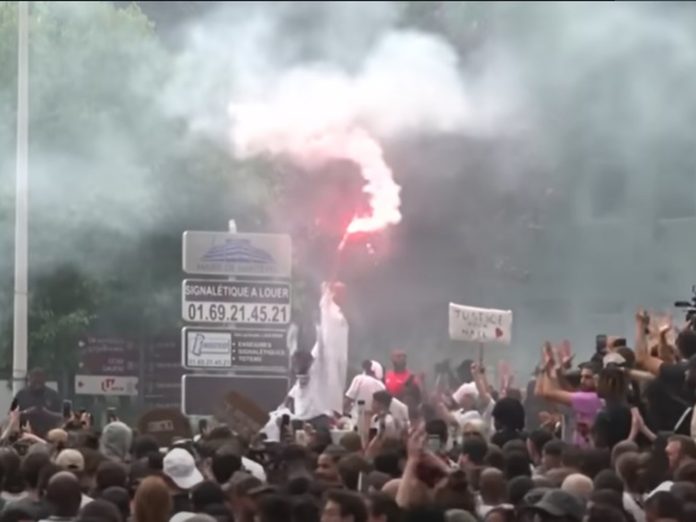 В ряде городов Франции ввели комендантский час для борьбы с беспорядками