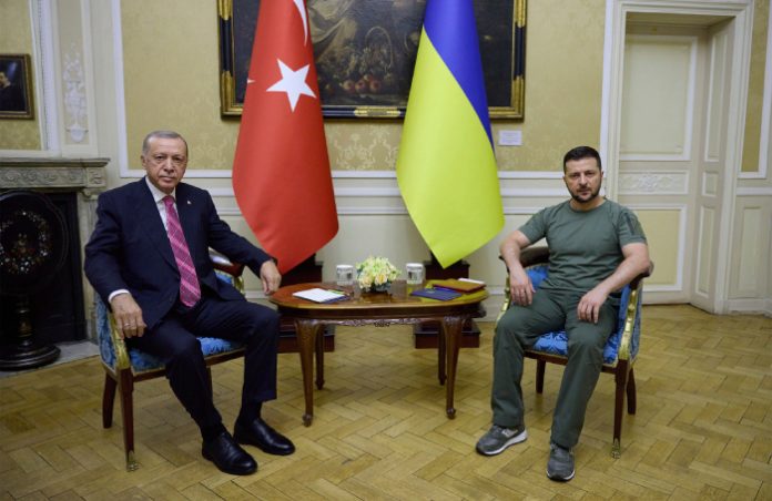 Песков назвал возвращение Турцией на Украину командиров «Азова» нарушением договоренностей с Россией