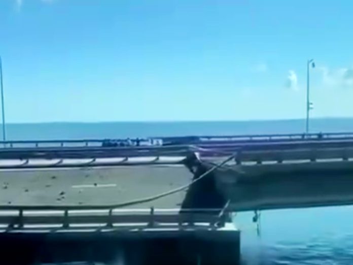 НАК: Крымский мост атаковали украинские беспилотники, частично обрушен пролет