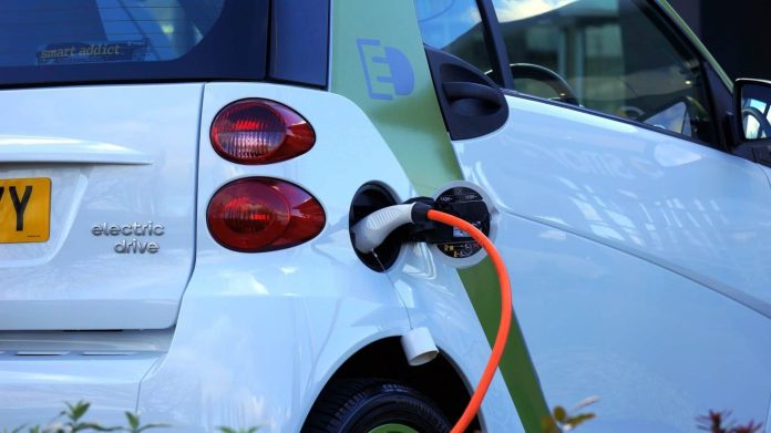 Разработан метод зарядки аккумулятора электромобиля до 90% за 10 минут | New-Science.ru
