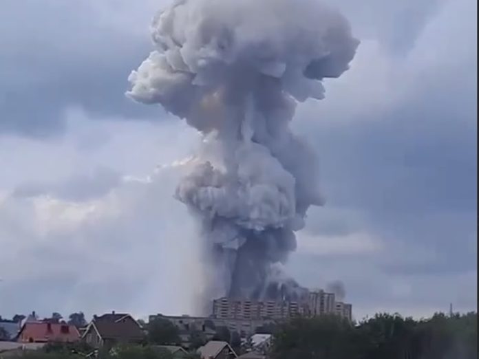 Мощный взрыв произошел на заводе в Подмосковье (видео)