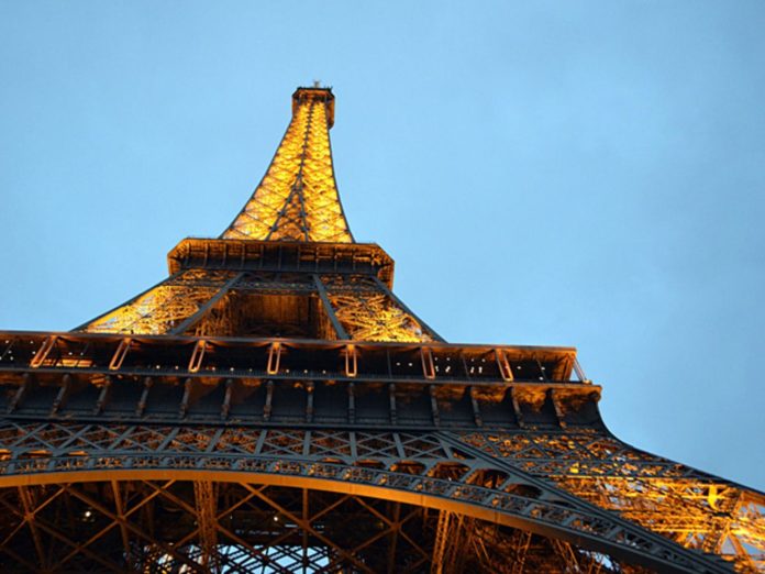 В Париже после сообщения о бомбе эвакуировали посетителей Эйфелевой башни