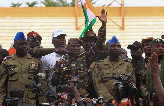 Франция не стала отзывать посла из Нигера, несмотря на требования мятежников