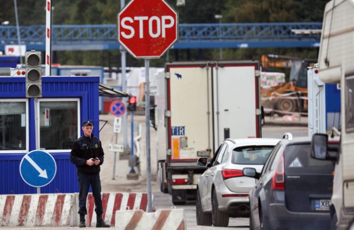 Литва, Латвия и Эстония закрыли границу для автомобилей с российскими номерами