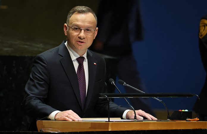 Польско-украинский скандал продолжается: президент Польши сравнил Украину с утопленником