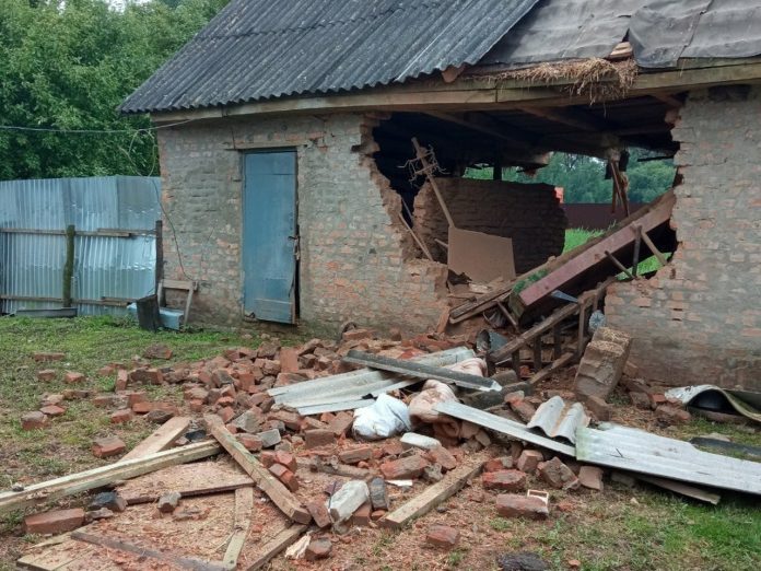 «Обстреляли из „Градов“, закидали бомбами»: приграничные регионы РФ вновь атаковали со стороны Украины