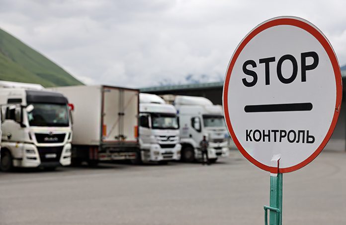 На границе с Россией экспертизу ожидают более 60 грузовиков с армянским коньяком