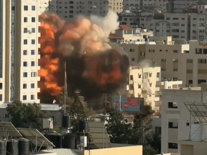 Армия Израиля объявила о готовности к войне и нанесла удары по сектору Газа