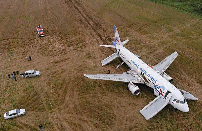 Росавиация назвала причины посадки самолета в поле под Новосибирском