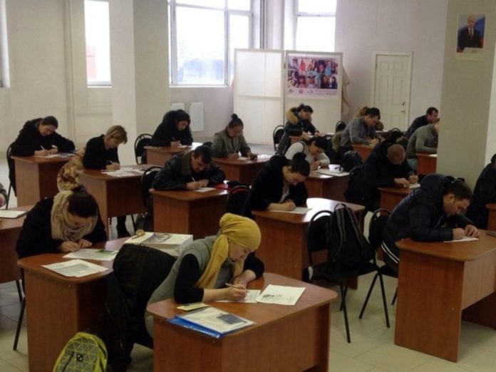 Минобрнауки призвало ввести для мигрантов единый тариф за экзамены