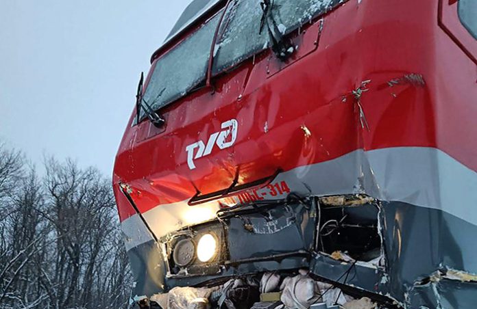 Пассажирский поезд и маневровый локомотив столкнулись в Ульяновской области. Жертв нет