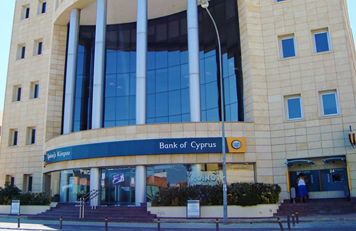 СМИ: Кипр запретил банкам операции с рублем