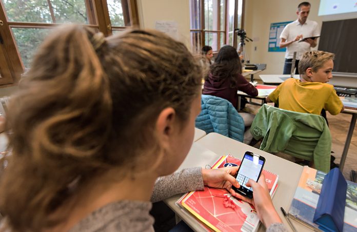 Мобильными телефонами в школе детям можно будет пользоваться только при угрозе жизни и здоровью