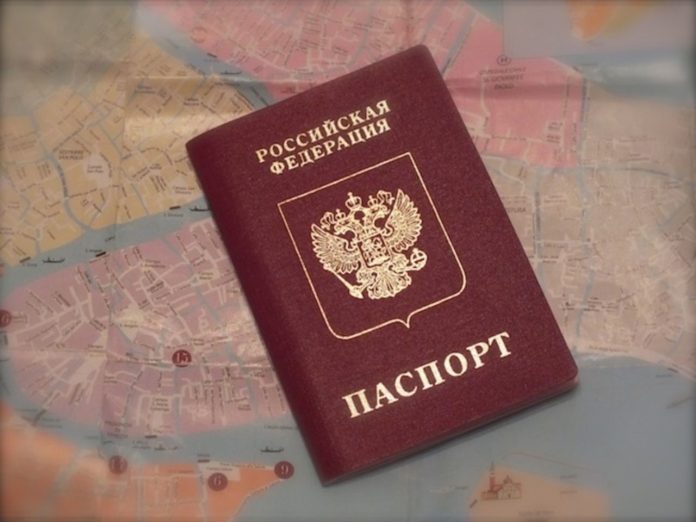 У невыездных россиян начнут забирать загранпаспорта на границе