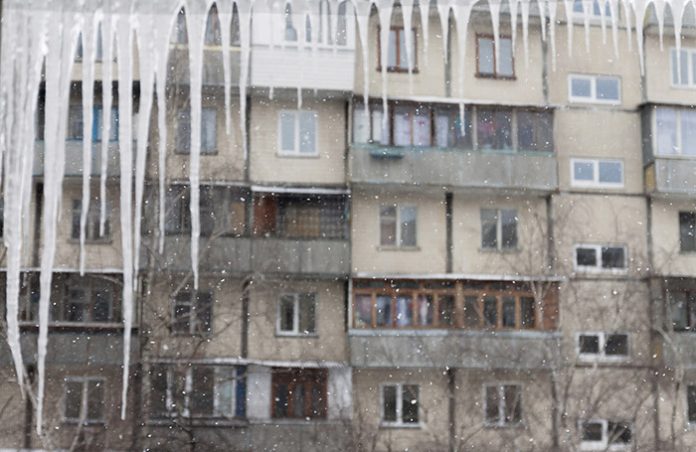 В Петербурге мужчина погиб из-за падения льда с крыши балкона жилого дома. Хозяину квартиры грозит наказание