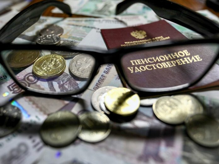 Пенсии и пособия за январь россиянам выплатят досрочно