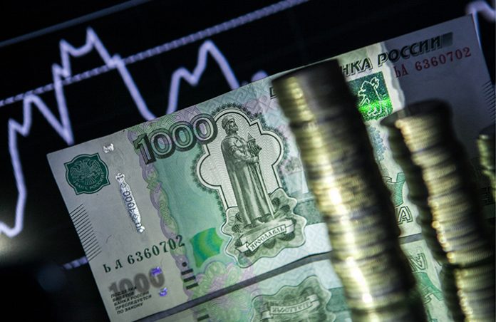 Рубль падает: курс евро выше 100 рублей, доллара — выше 90 рублей