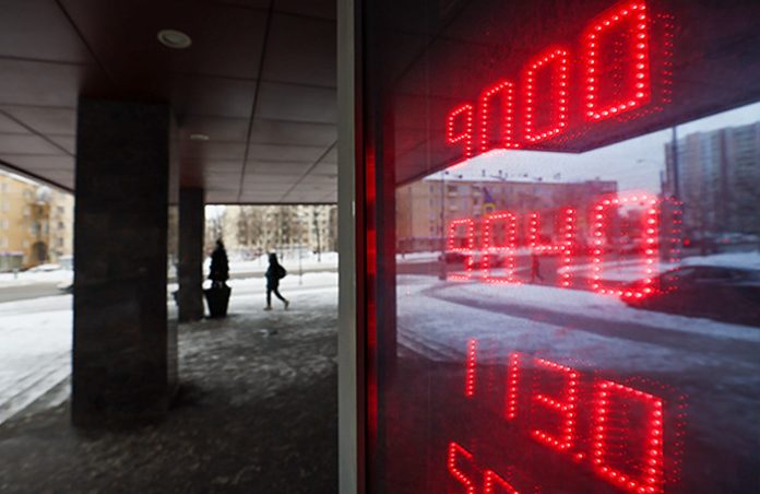 Рубль укрепляется к доллару в течение дня 9 января