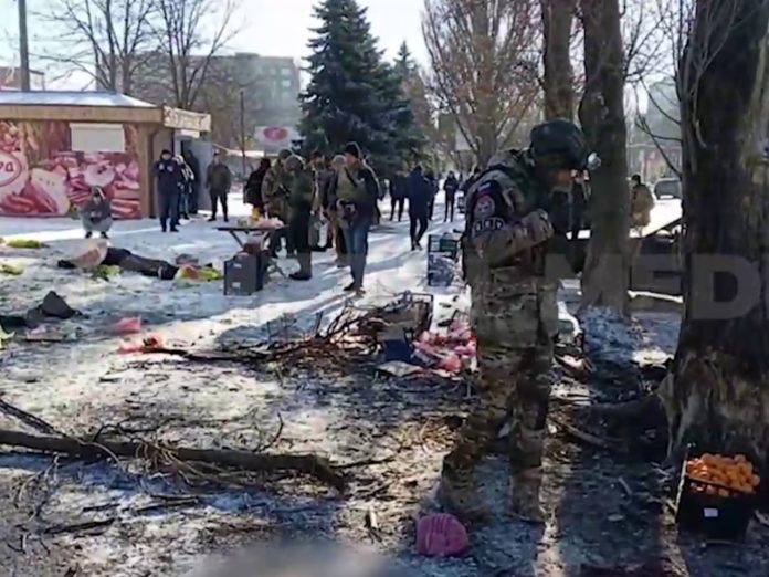 «Улица усыпана трупами»: число погибших после удара по рынку в Донецке выросло до 25