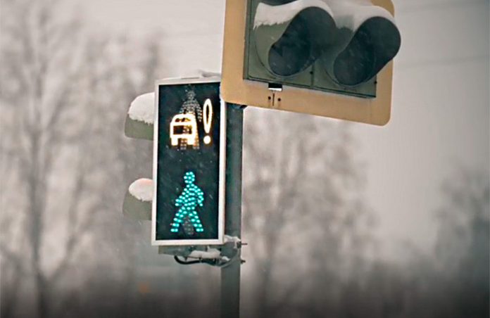 В Москве начали тестировать светофор, предупреждающий пешеходов о приближении машины