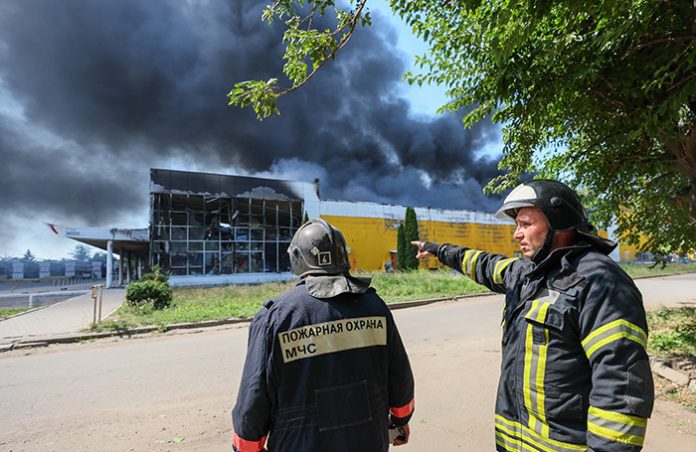 Более десяти человек пострадали от удара по Донецку, ТЦ «Галактика» сгорел