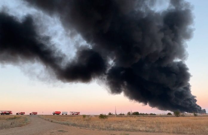 В Ростовской области третьи сутки горит топливная база