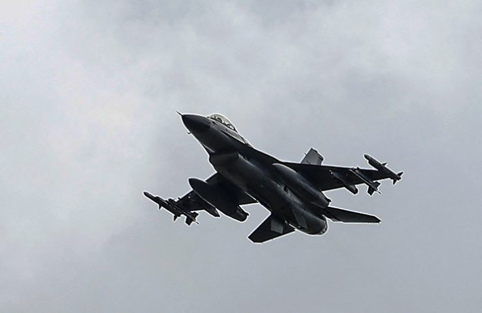 Украина признала потерю первого F-16 и гибель пилота