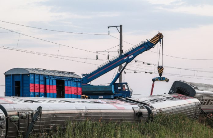 Грузовой поезд сошел с рельсов в Белгородской области