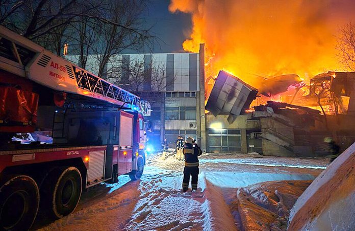 Ночной пожар в бывшем здании ИТМиВТ на Варшавском шоссе потушили