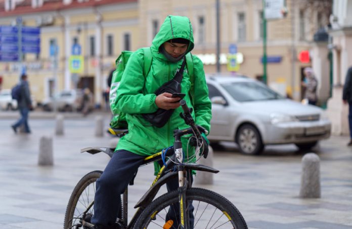 В Москве стали преследовать курьеров, чтобы красть заказы